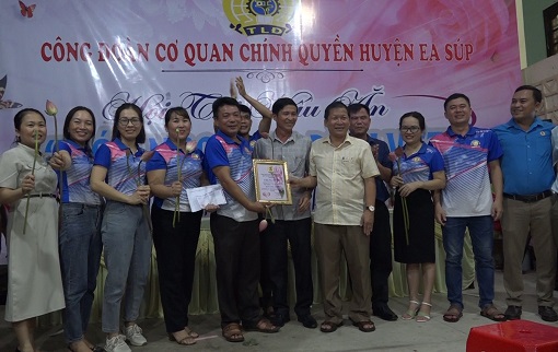 Ban tổ chức trao giải nhất cho đội sen Hồng